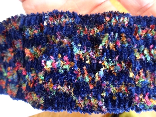 Galon elastique velours chenille bleu tachete 3