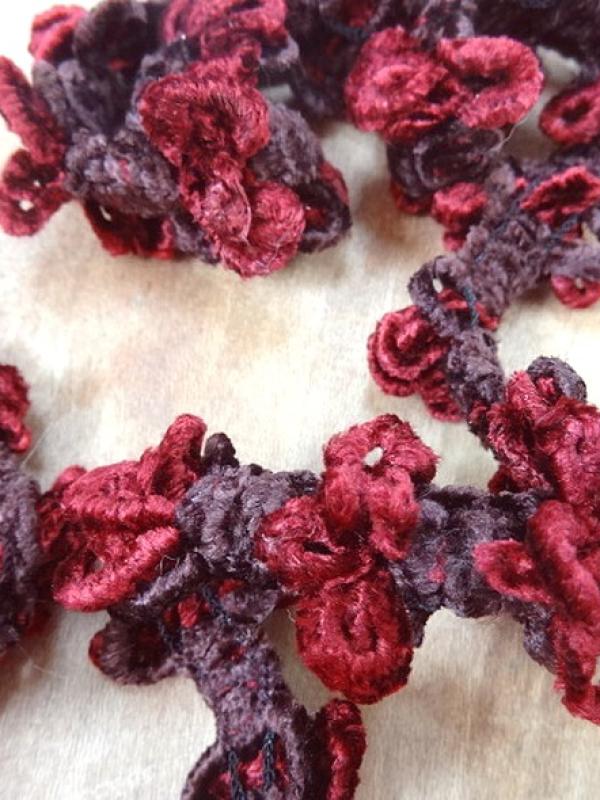 Galon elastique velours chenille marron rouge pompons 3d 1 