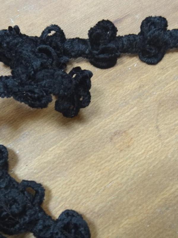 Galon elastique velours chenille noir pompons