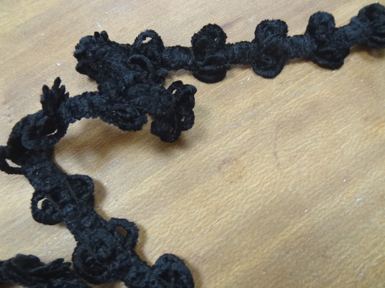 Galon elastique velours chenille noir pompons