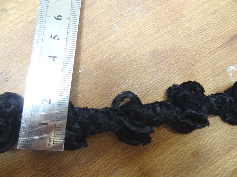 Galon elastique velours chenille noir pompons 1