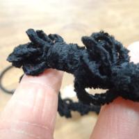 Galon elastique velours chenille noir pompons 2 