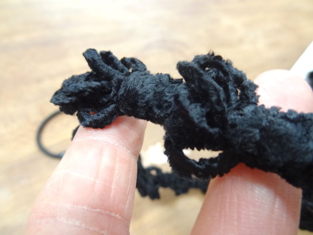 Galon elastique velours chenille noir pompons 2