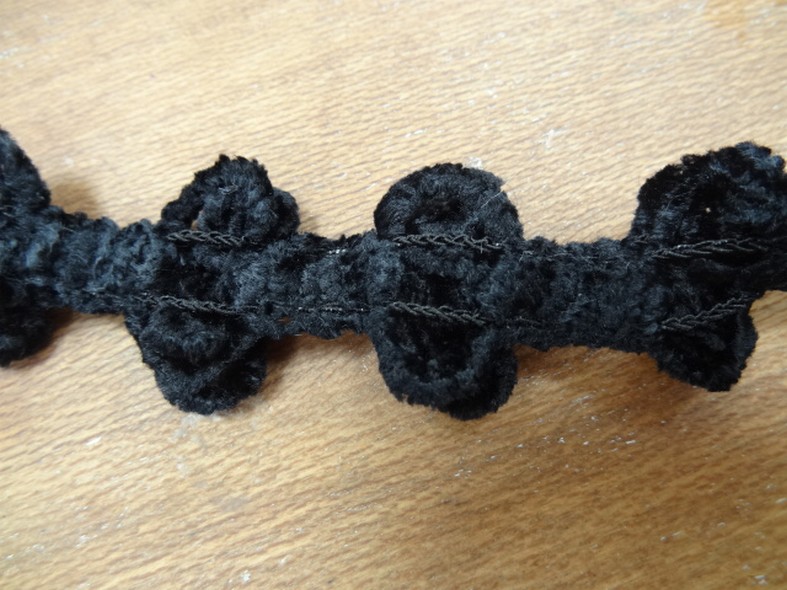 Galon elastique velours chenille noir pompons 3