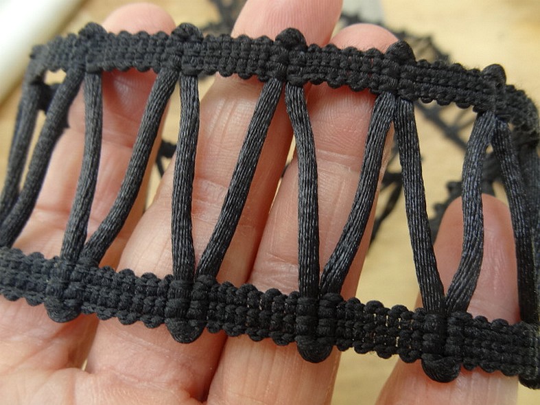 Galon entre deux morgane teinte noire 3