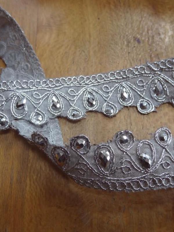 Galon festonne argente avec strass 1 