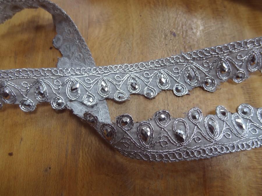 Galon festonne argente avec strass 1