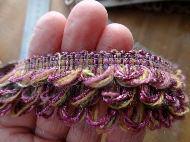 Galon fils de coton boucles caramel et framboise 3