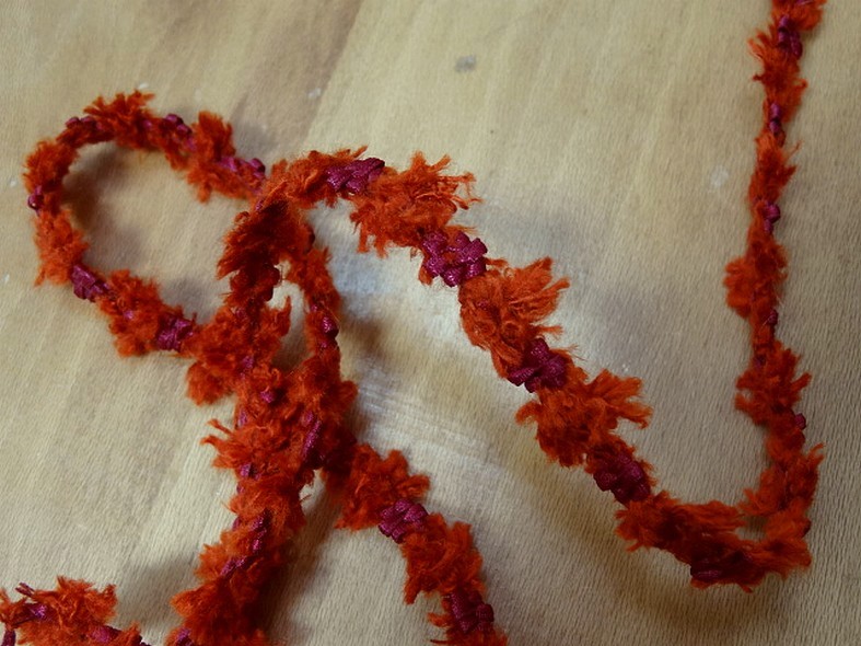 Galon fin fleurs satin magenta velours rouille 2