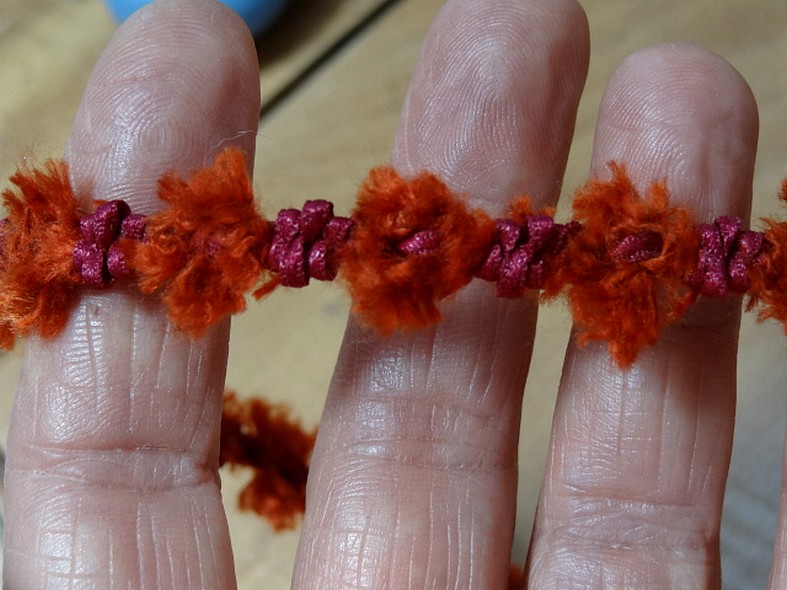 Galon fin fleurs satin magenta velours rouille 4