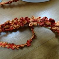 Galon fin orange rouille chaine de fleurs 1