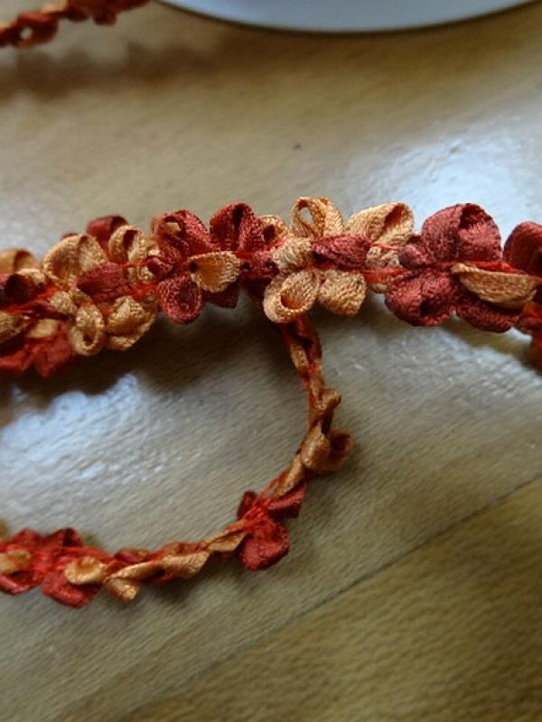 Galon fin orange rouille chaine de fleurs 1 