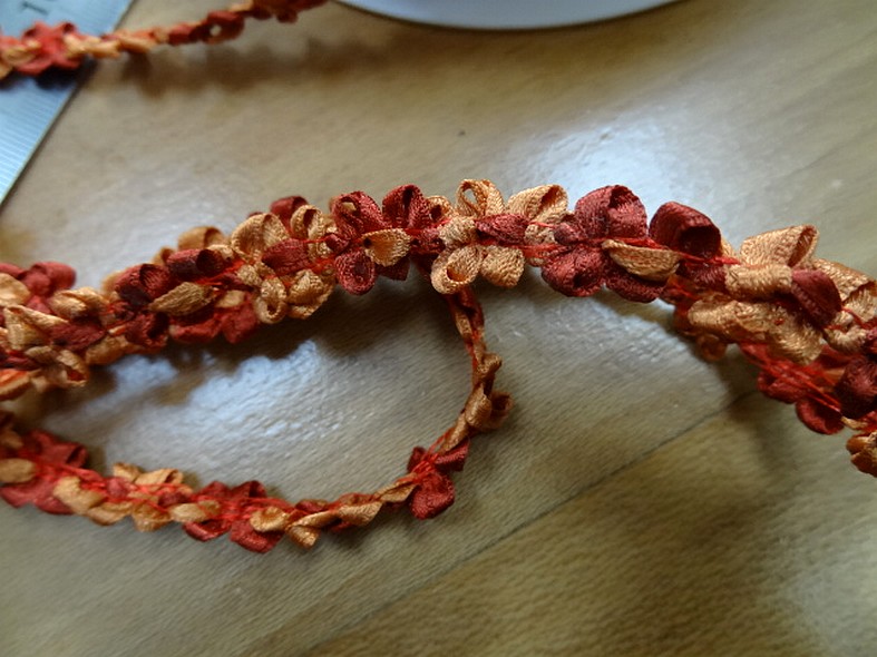 Galon fin orange rouille chaine de fleurs 1