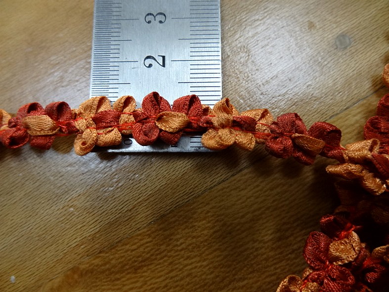 Galon fin orange rouille chaine de fleurs 2