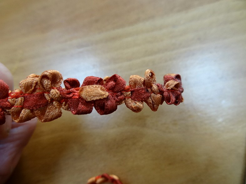 Galon fin orange rouille chaine de fleurs 4