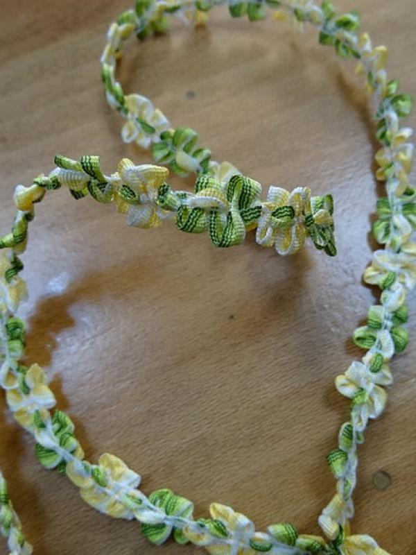 Galon fin vert anis jaune chaine de fleurs 1 