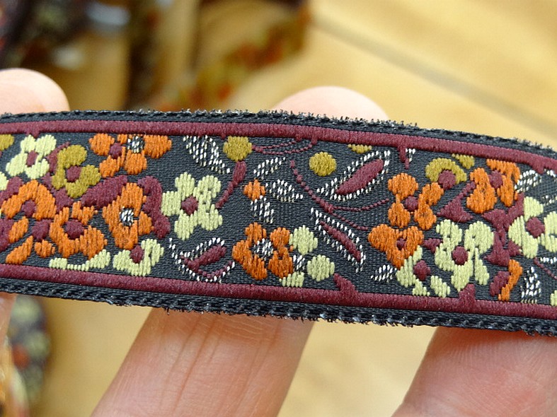 Galon fleuri fond noir prune et orange 1