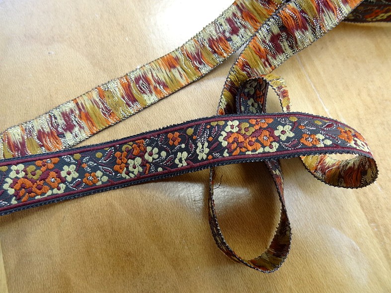 Galon fleuri fond noir prune et orange 2