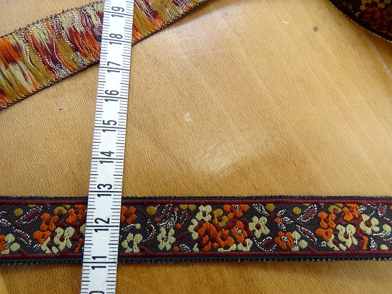 Galon fleuri fond noir prune et orange 3