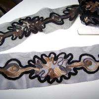 Galon flore laine feutree noire beige sur resille noire 1 