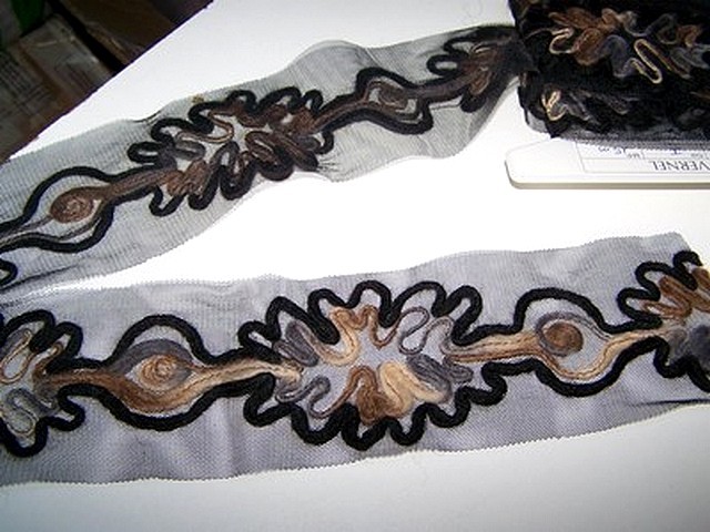 Galon flore laine feutree noire beige sur resille noire 1