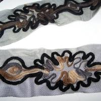 Galon flore laine feutree noire beige sur resille noire 2