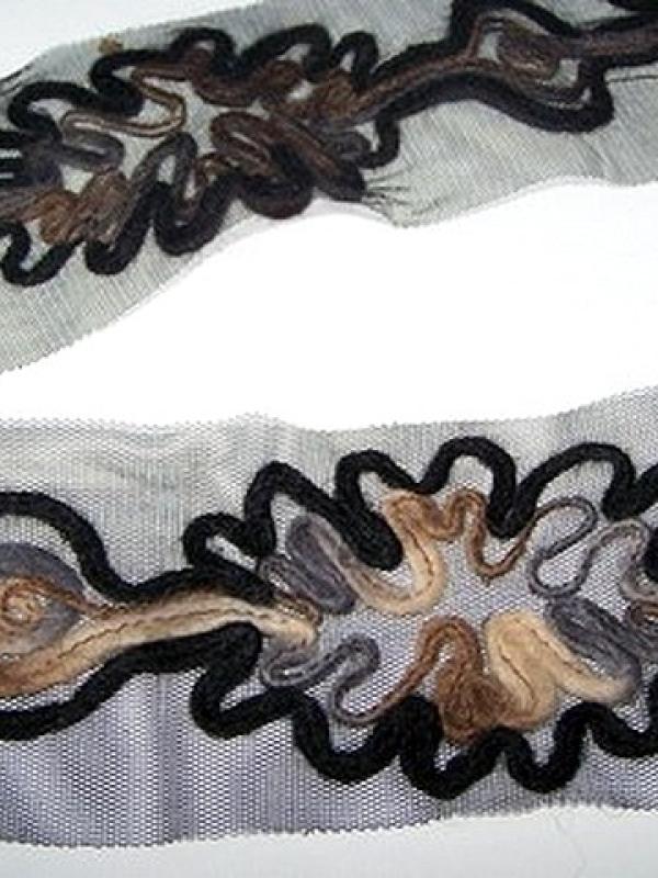 Galon flore laine feutree noire beige sur resille noire 2