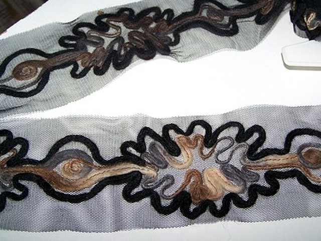 Galon flore laine feutree noire beige sur resille noire 2