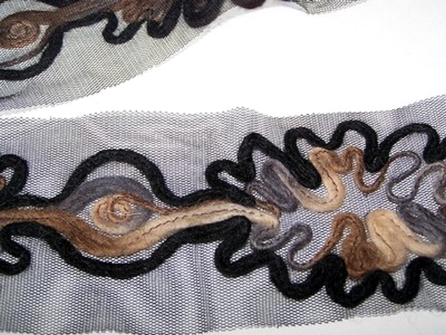 Galon flore laine feutree noire beige sur resille noire 3