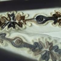 Galon flore laine feutree sur resille blanche 1