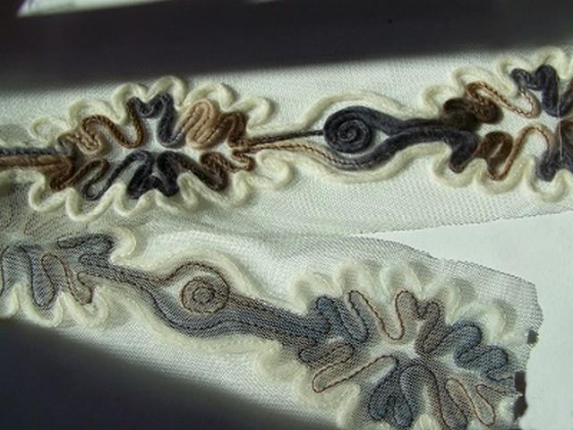 Galon flore laine feutree sur resille blanche 1