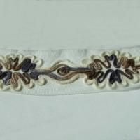 Galon flore laine feutree sur resille blanche 2