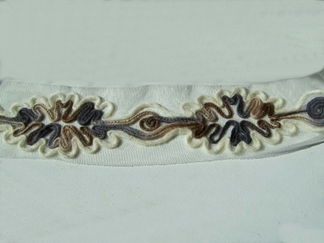 Galon flore laine feutree sur resille blanche 2