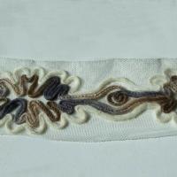 Galon flore laine feutree sur resille blanche 3