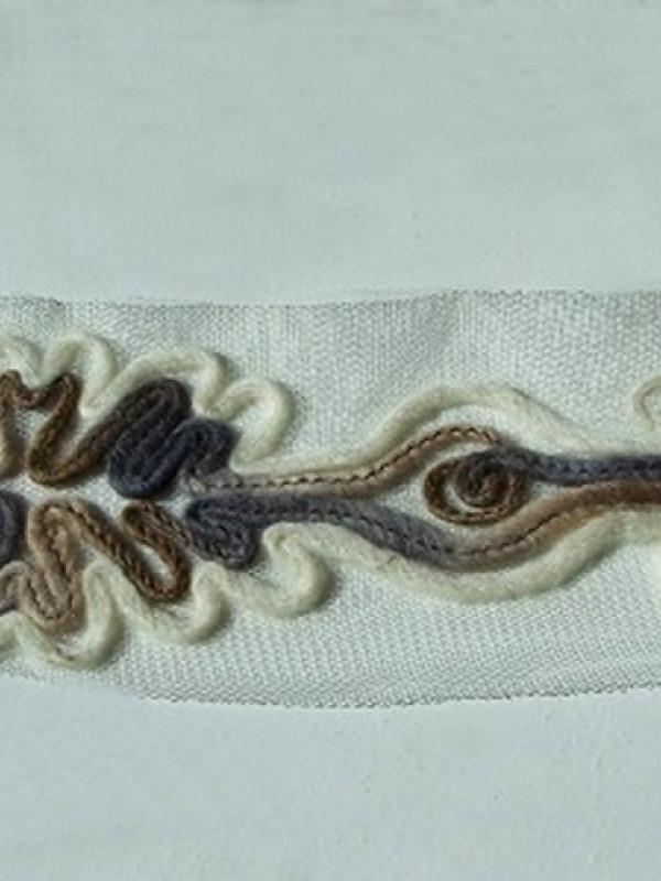 Galon flore laine feutree sur resille blanche 3