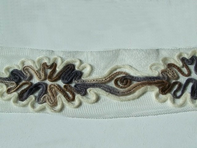 Galon flore laine feutree sur resille blanche 3