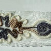 Galon flore laine feutree sur resille blanche 4 