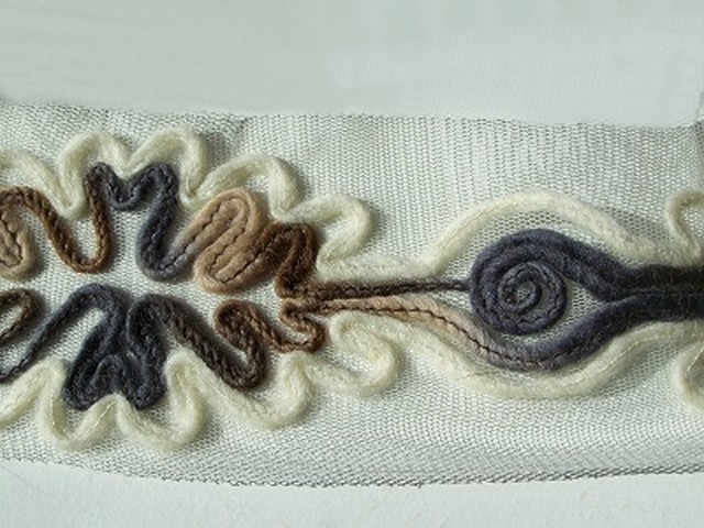 Galon flore laine feutree sur resille blanche 4