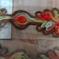 Galon flore laine feutree sur resille chair ocre 2