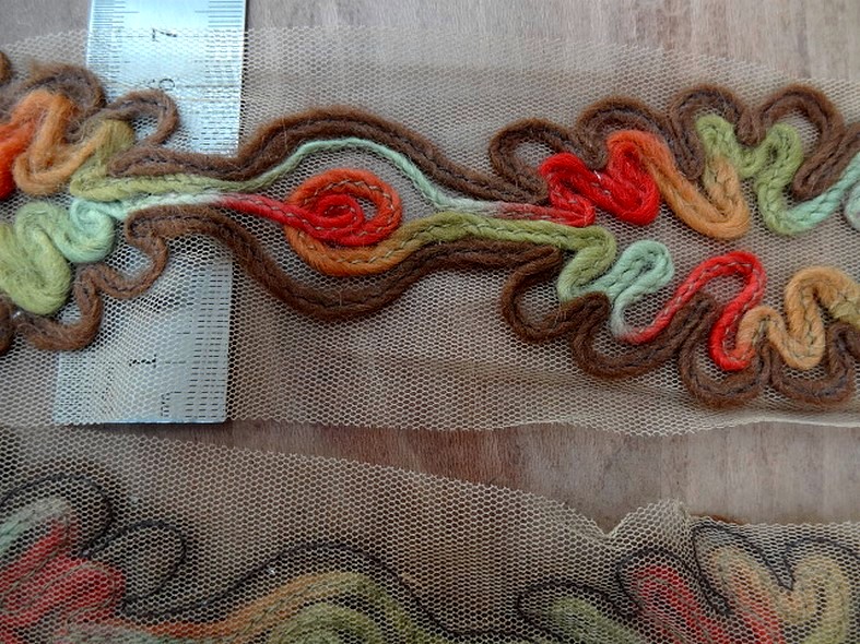 Galon flore laine feutree sur resille chair ocre 2