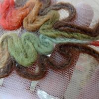 Galon flore laine feutree sur resille chair ocre 3