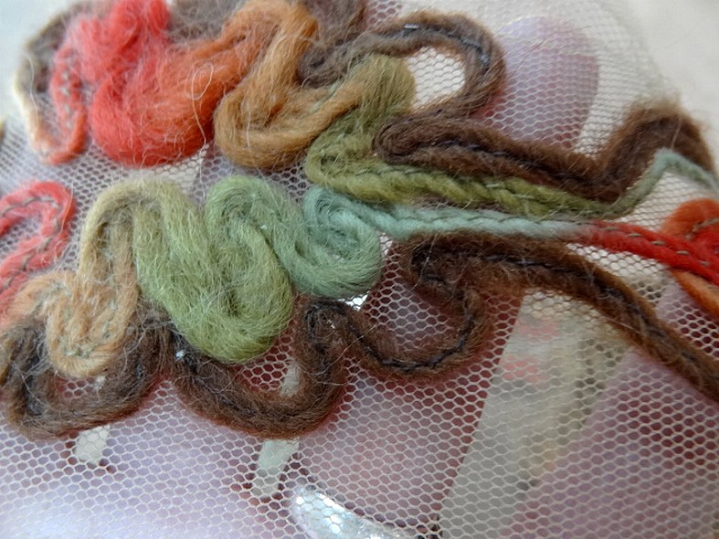 Galon flore laine feutree sur resille chair ocre 3