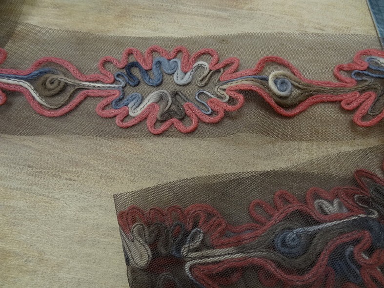 Galon flore laine feutree sur resille chatain 1