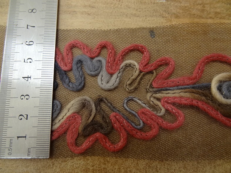 Galon flore laine feutree sur resille chatain 2