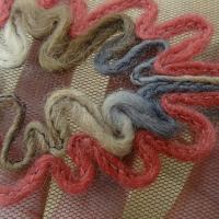 Galon flore laine feutree sur resille chatain 3