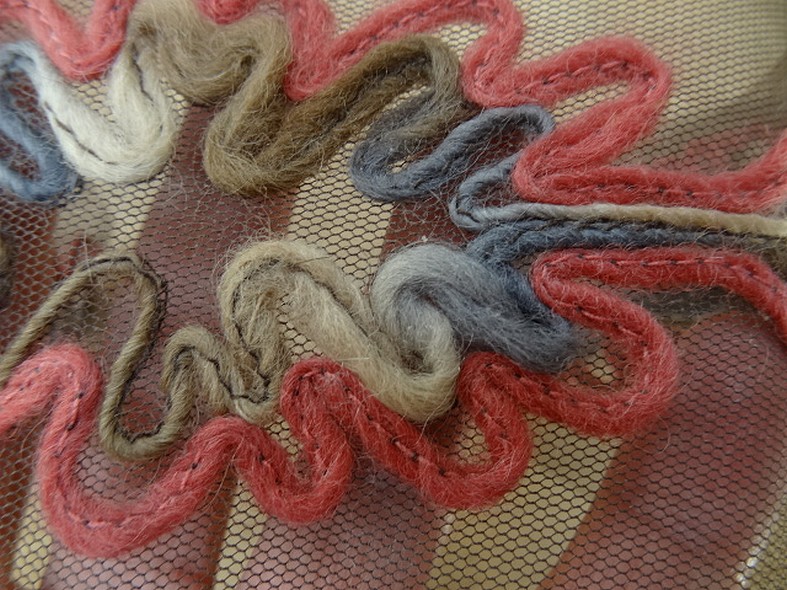 Galon flore laine feutree sur resille chatain 3