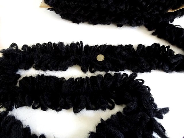 Galon frange froufrou laine bouclee noire 1
