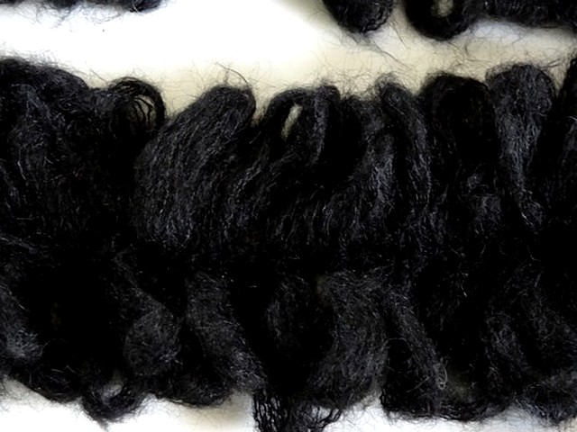 Galon frange froufrou laine bouclee noire 3