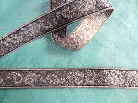 Galon gris motifs cachemire 1