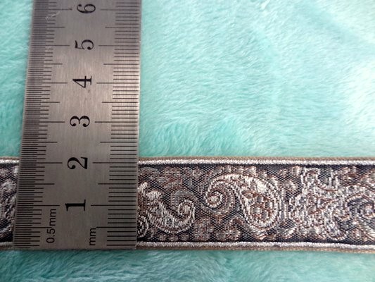 Galon gris motifs cachemire 2